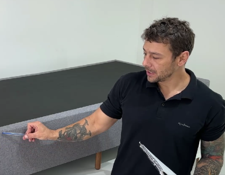 Rawner Dallicani mostrando uma estrutura de base baú montada na oficina